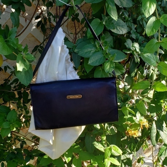 Michael Kors Oversized ID Chain Leather‎ Clutch, Bl - Picture 3 of 8